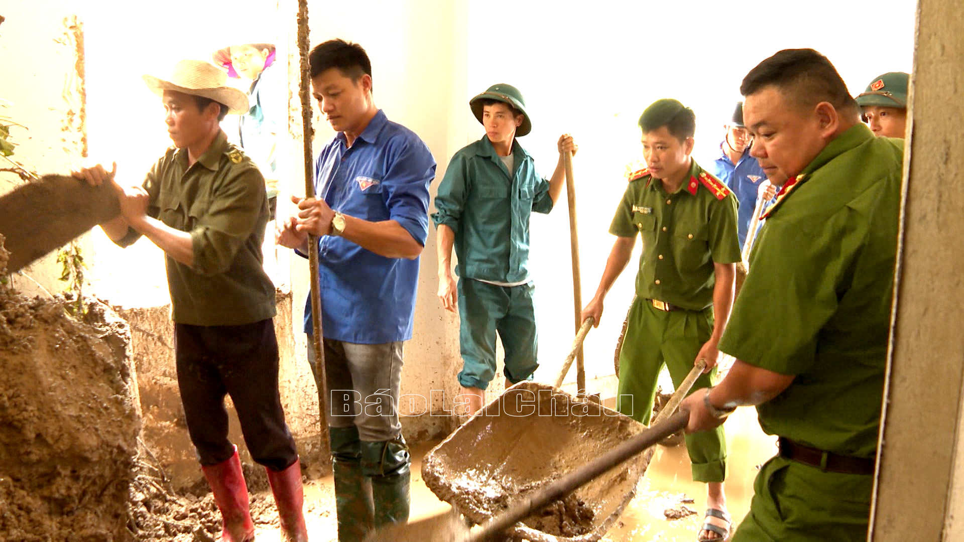 Cán bộ, chiến sỹ Công an xã Mường Kim (huyện Than Uyên) giúp người dân khắc phục hậu quả thiên tai do mưa lũ.